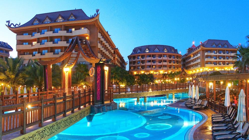 Royal Dragon Hotel Side Bagian luar foto