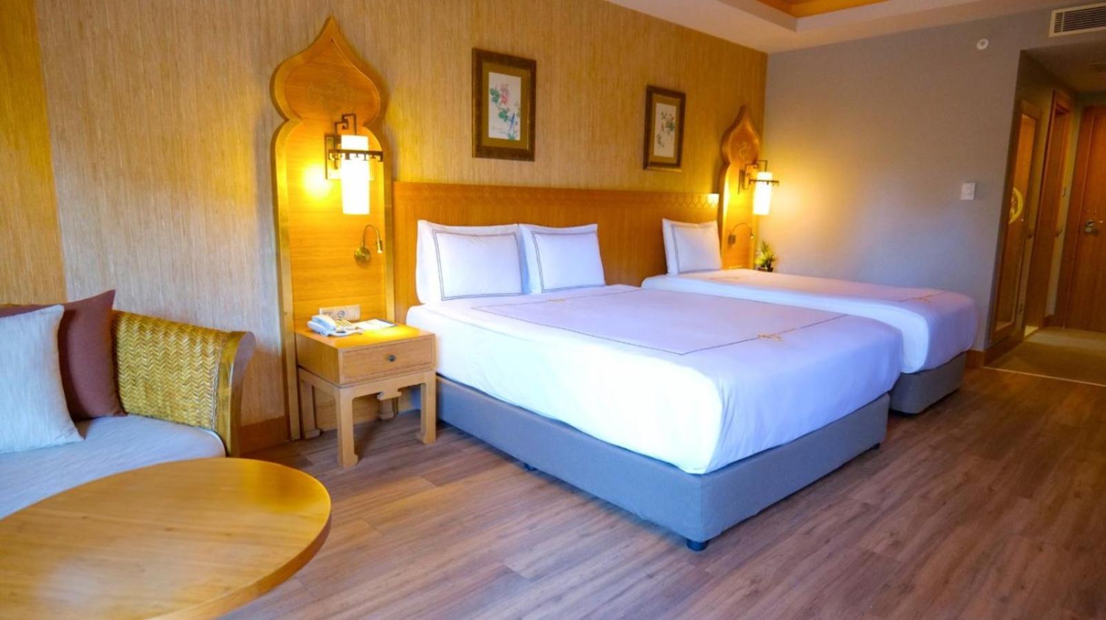 Royal Dragon Hotel Side Bagian luar foto