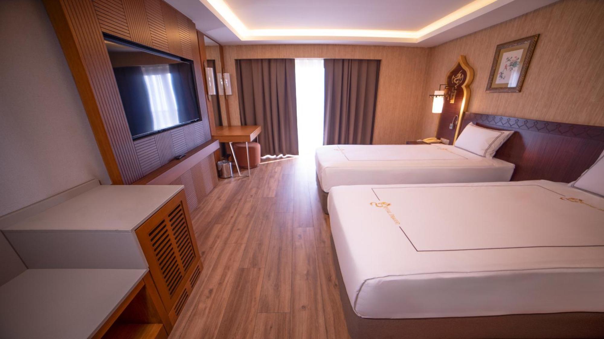 Royal Dragon Hotel Side Bagian luar foto