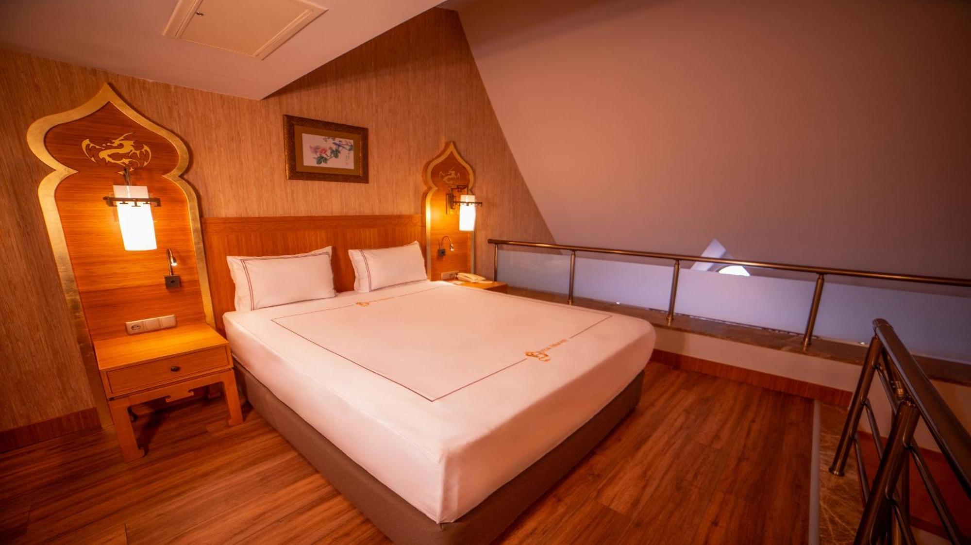 Royal Dragon Hotel Side Bagian luar foto