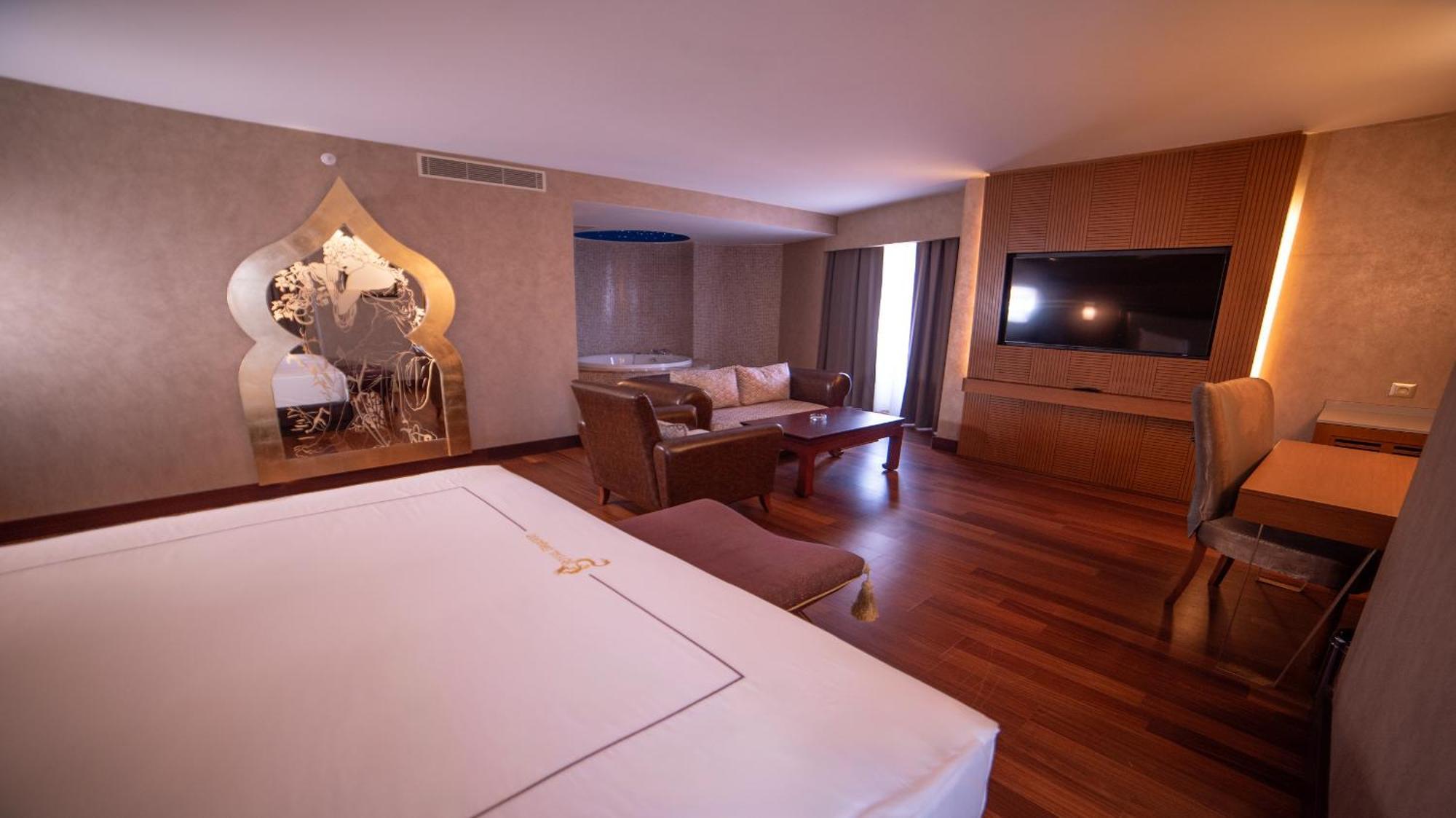 Royal Dragon Hotel Side Bagian luar foto