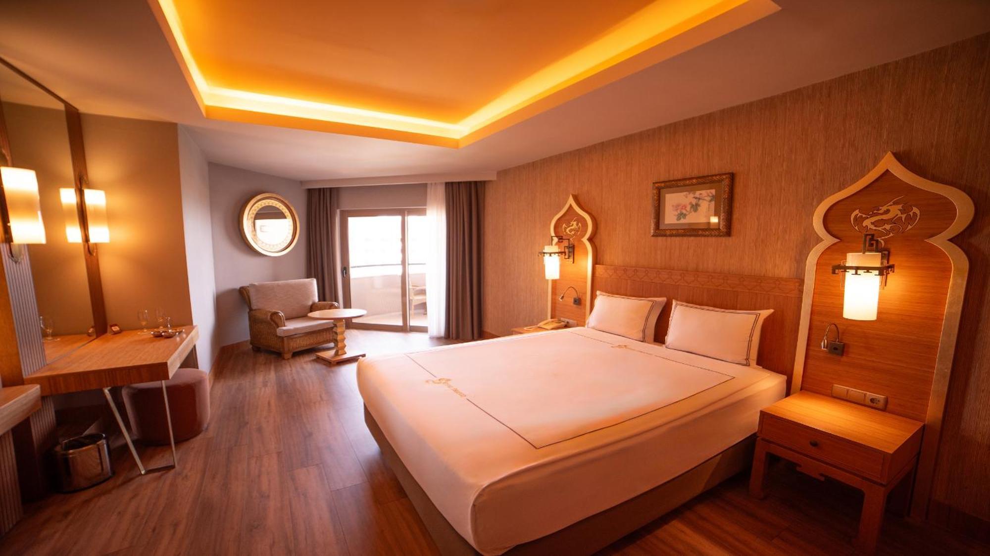 Royal Dragon Hotel Side Bagian luar foto