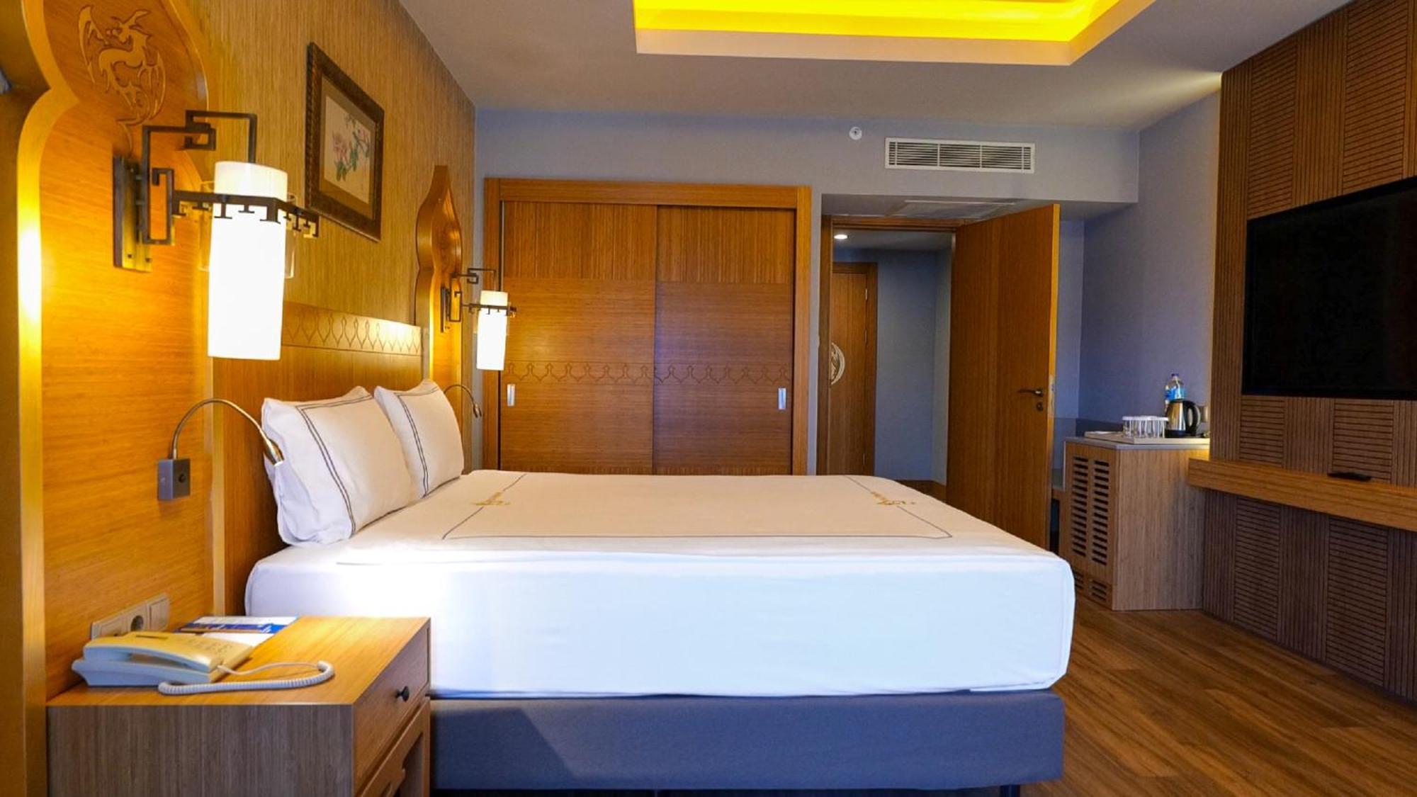 Royal Dragon Hotel Side Bagian luar foto